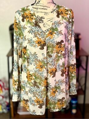 Women’s d.n.a Couture Floral Blouse Size Medium